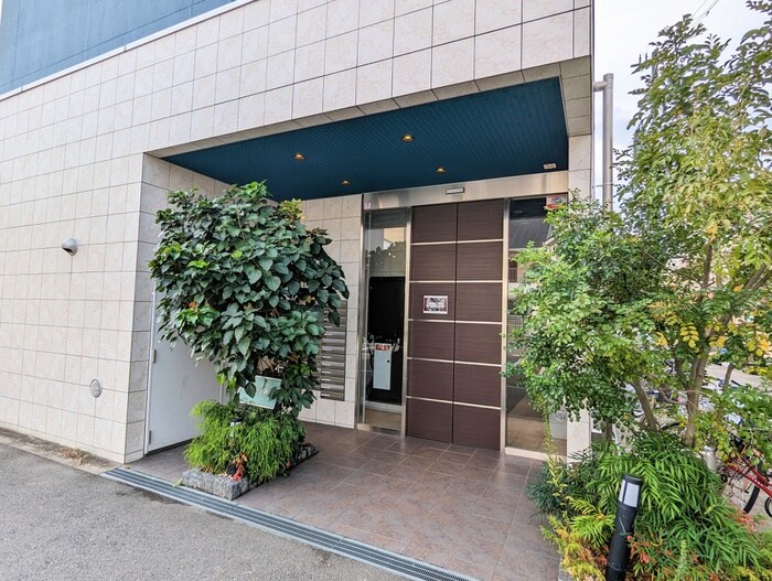 物件外観写真2　(エントランス部分)