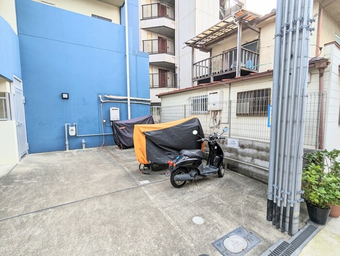 物件外観写真5　(バイク置き場)