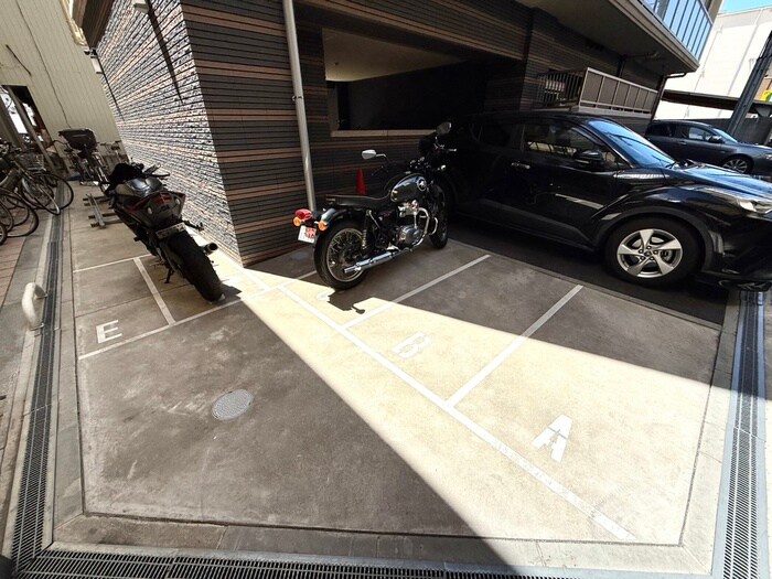 物件外観写真4　(バイク置き場)