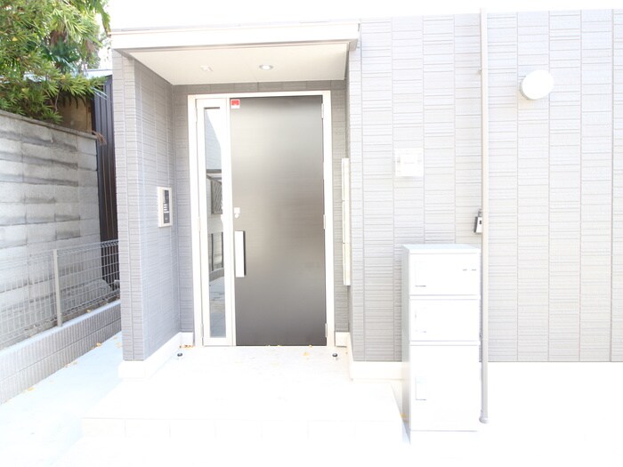 物件外観写真3　(エントランス部分)