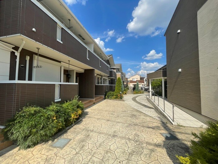 物件外観写真6　(エントランス部分)