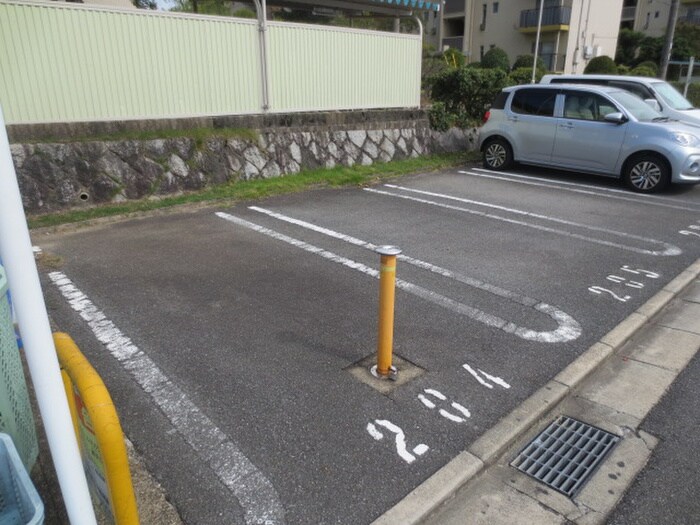 物件外観写真5　(駐車場)