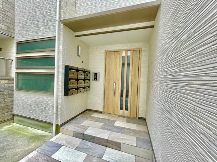 物件外観写真2　(エントランス部分)