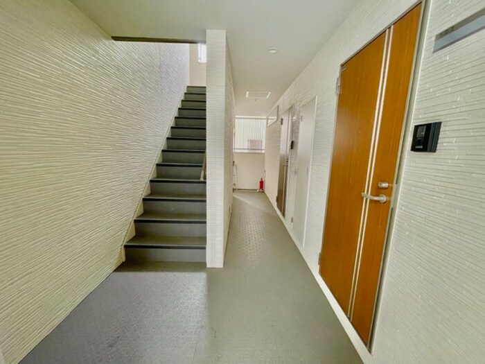 物件外観写真5　(エントランス部分)