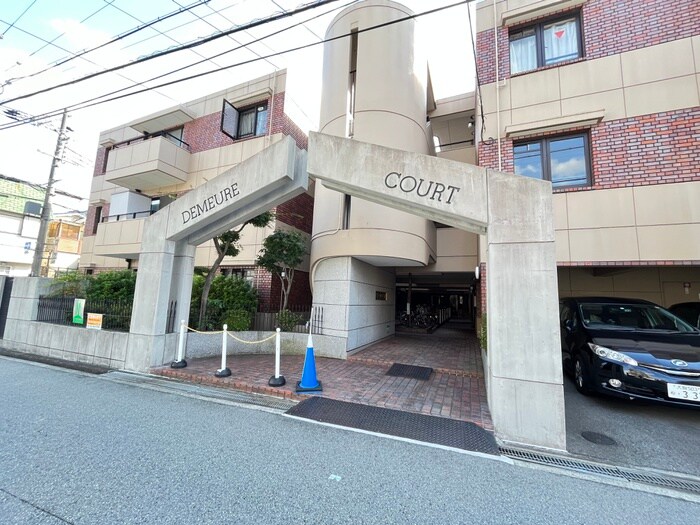 物件外観写真2　(エントランス部分)