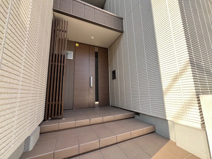 物件外観写真3　(エントランス部分)