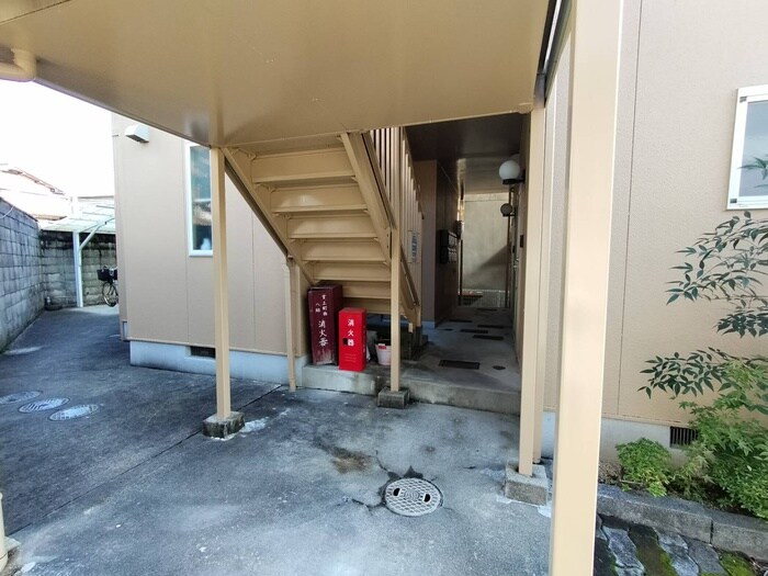 物件外観写真5　(エントランス部分)