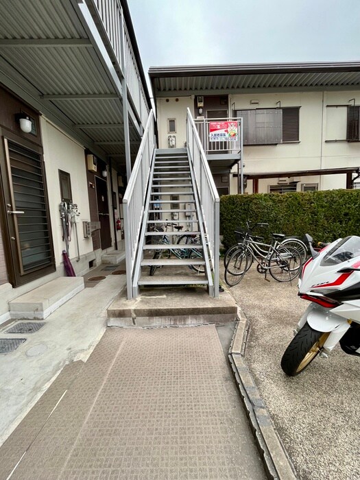 物件外観写真6　(エントランス部分)