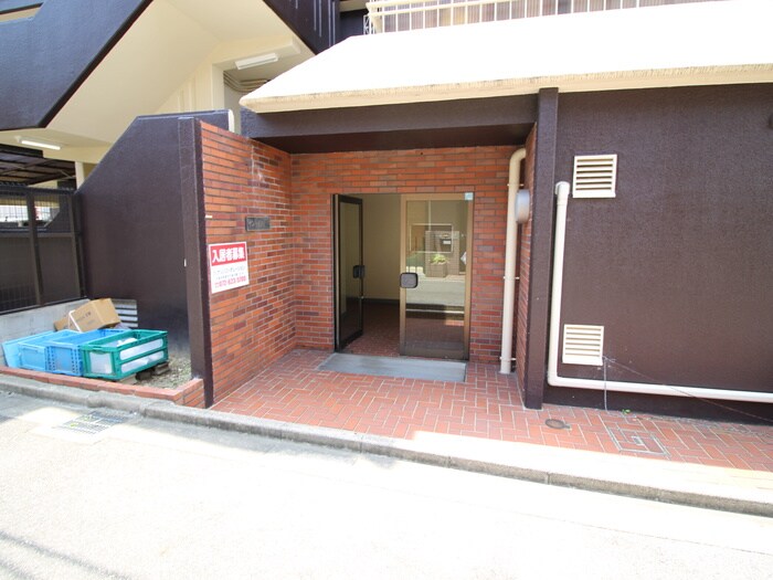 物件外観写真2　(エントランス部分)
