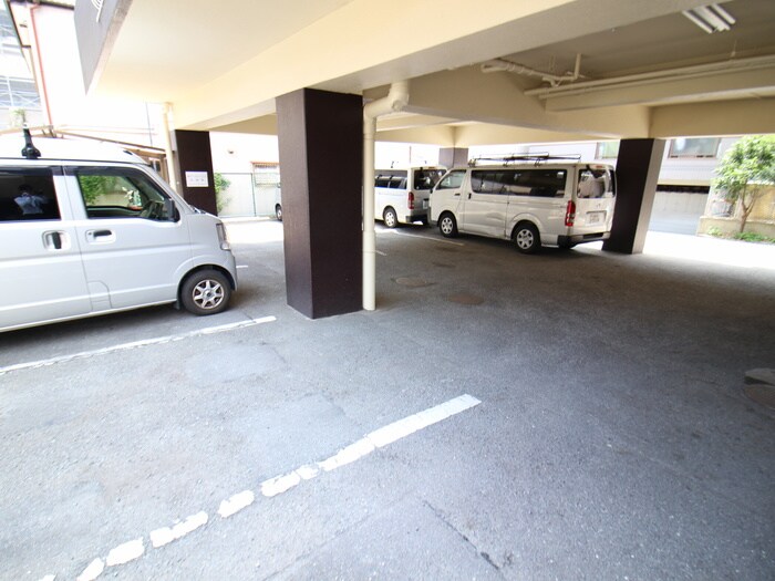 物件外観写真4　(駐車場)
