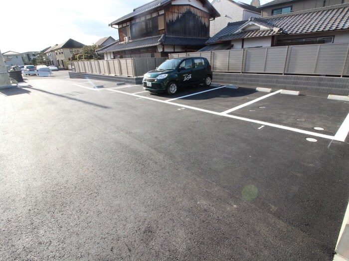 物件外観写真2　(駐車場)
