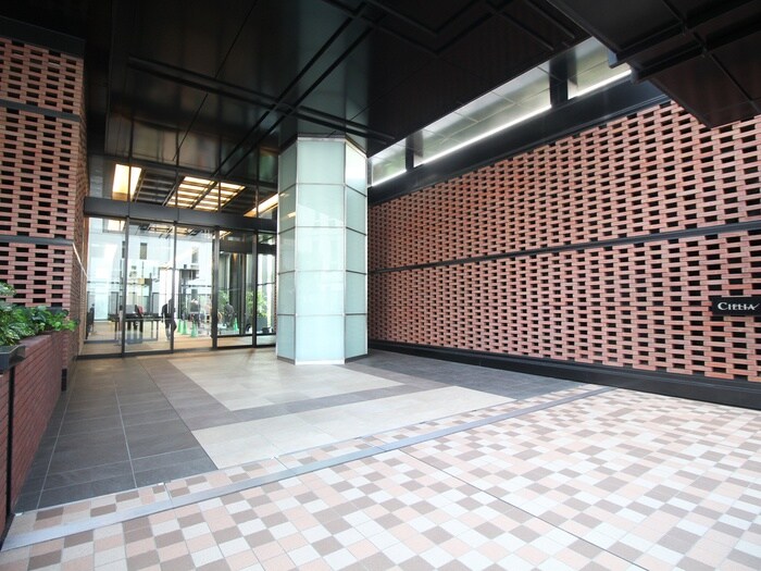 物件外観写真3　(エントランス部分)