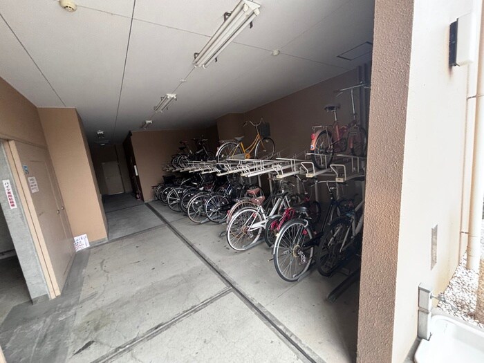 物件外観写真6　(駐輪場)