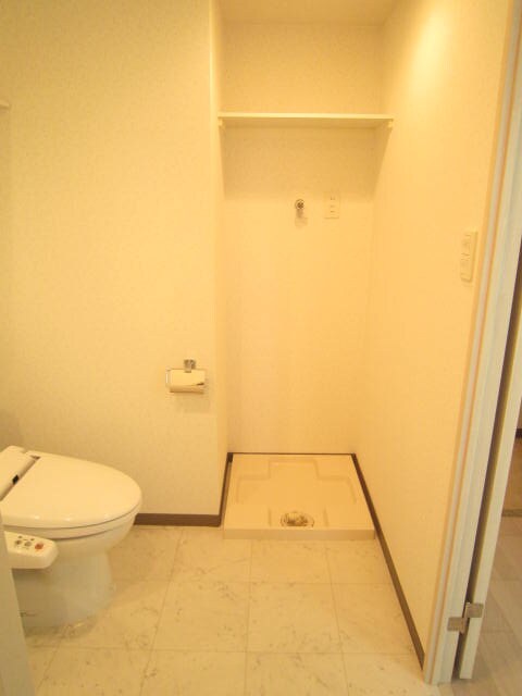 物件内観写真10　(洗濯機置場)