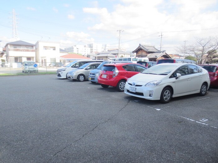 物件外観写真4　(駐車場)