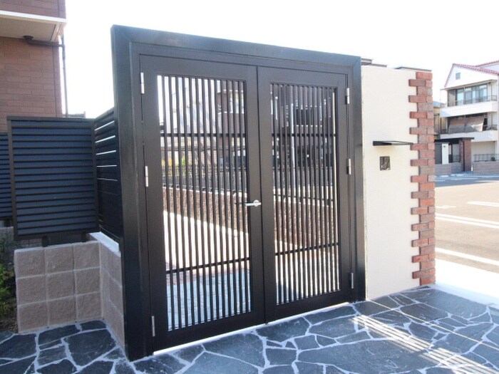 物件外観写真5　(エントランス部分)