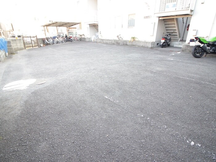 物件外観写真3　(駐車場)