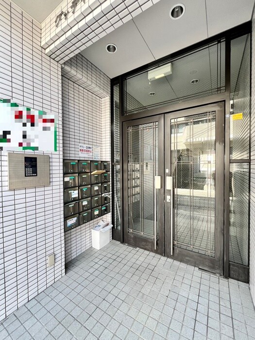 物件外観写真2　(エントランス部分)
