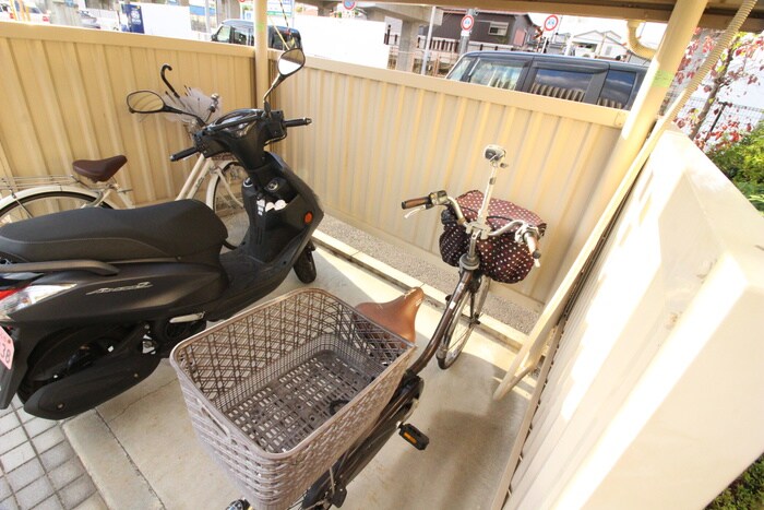 物件外観写真4　(駐輪場)