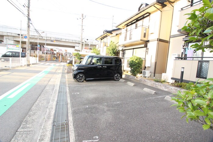 物件外観写真5　(駐車場)