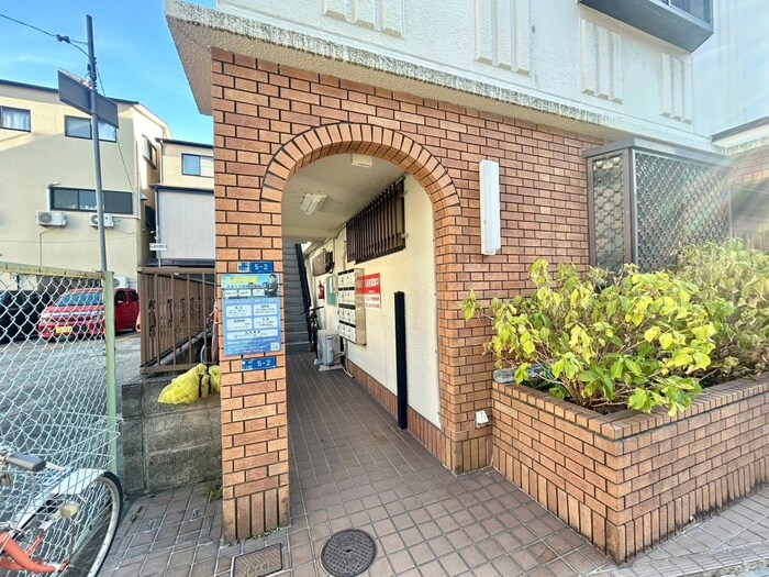 物件外観写真2　(エントランス部分)