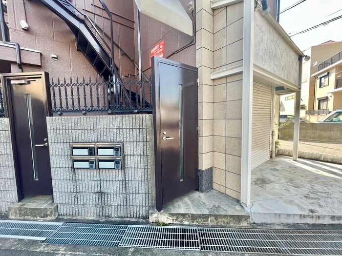 物件外観写真3　(エントランス部分)
