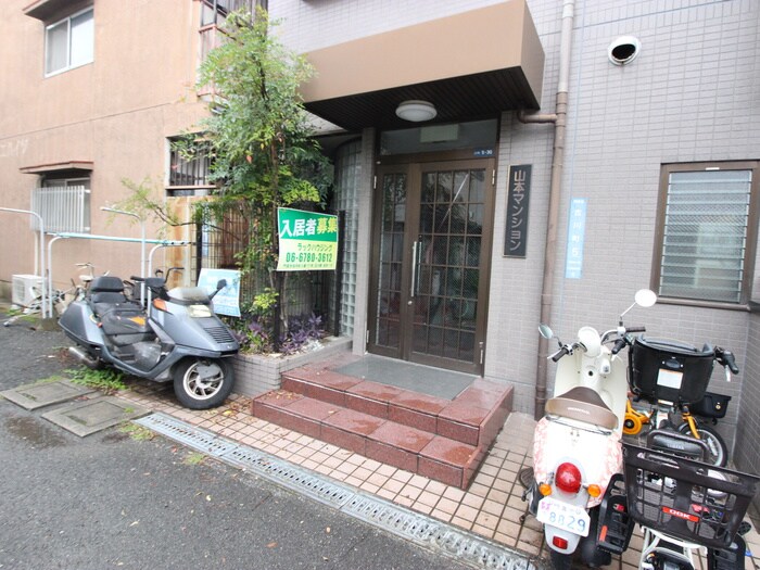 物件外観写真5　(エントランス部分)