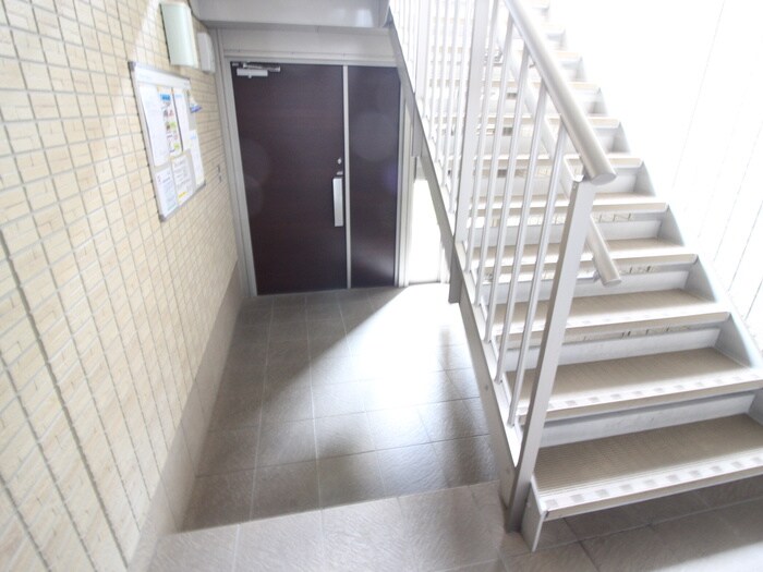 物件外観写真2　(エントランス部分)