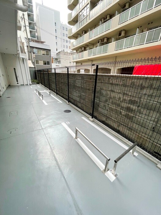 物件外観写真4　(バイク置き場)