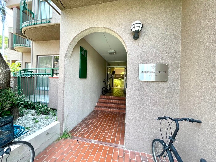 物件外観写真5　(エントランス部分)