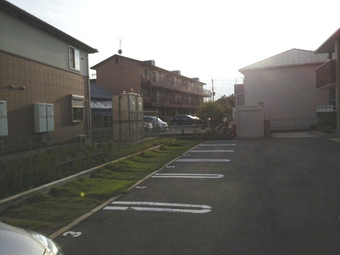 物件外観写真4　(駐車場)