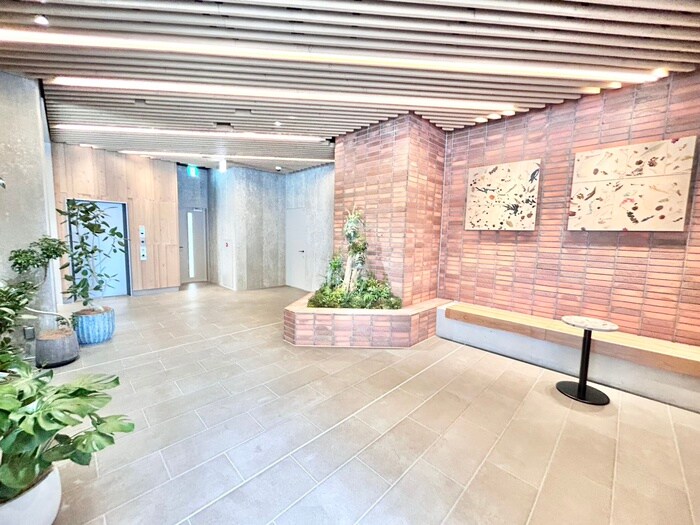 物件外観写真2　(エントランス部分)