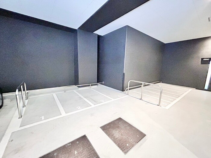 物件外観写真4　(バイク置き場)