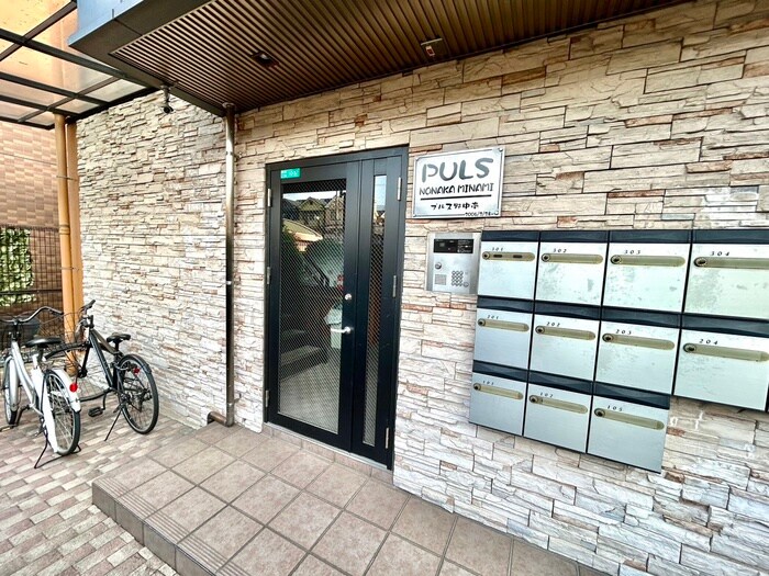 物件外観写真2　(エントランス部分)