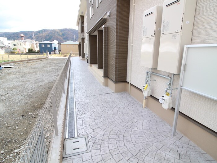 物件外観写真2　(エントランス部分)