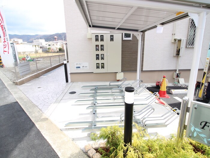 物件外観写真5　(駐輪場)