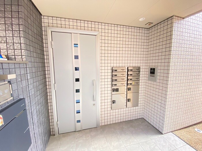 物件外観写真2　(エントランス部分)