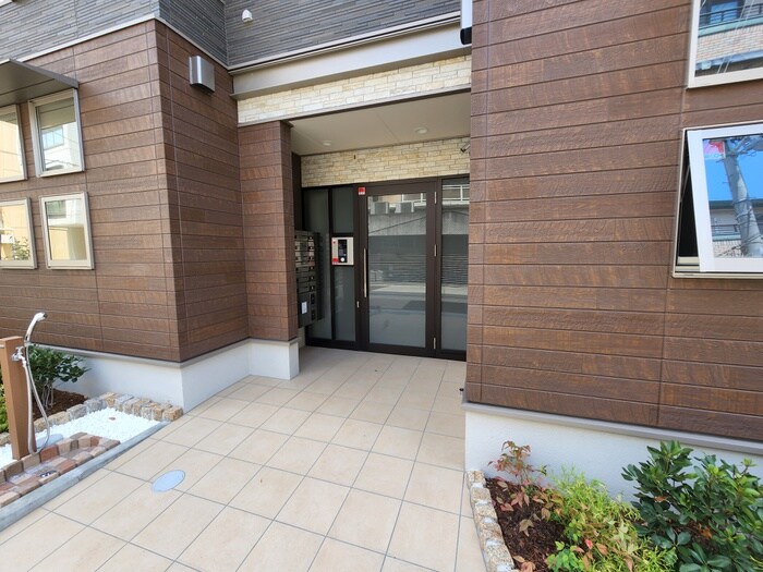 物件外観写真2　(エントランス部分)