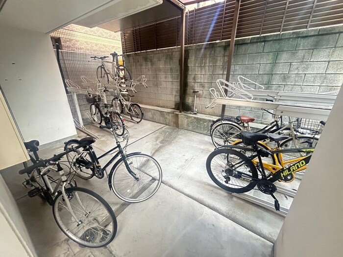 物件外観写真4　(駐輪場)