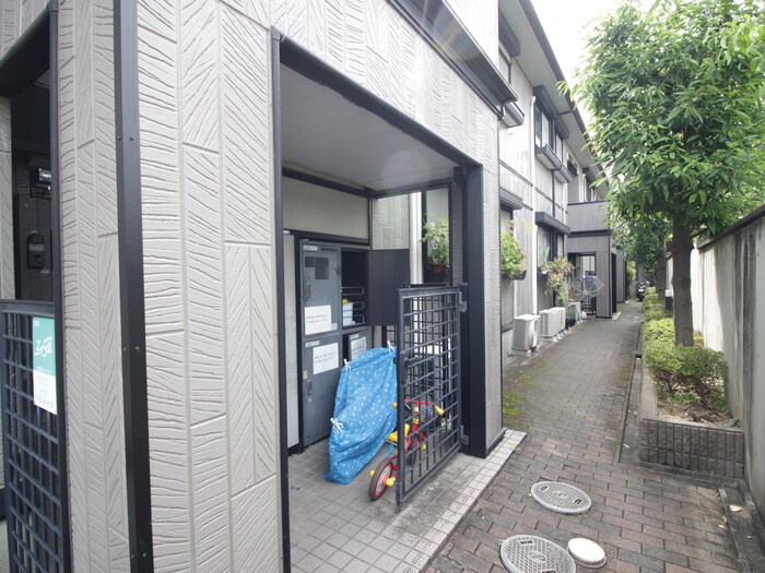 物件外観写真2　(エントランス部分)