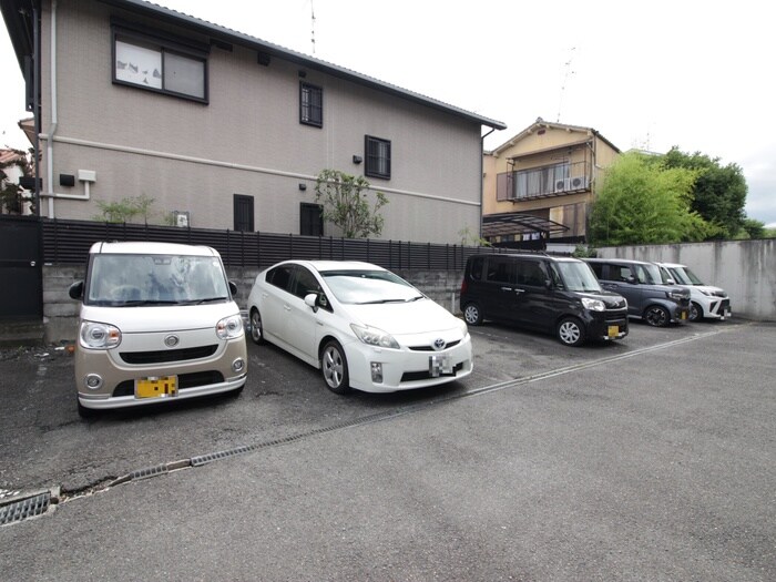 物件外観写真5　(駐車場)
