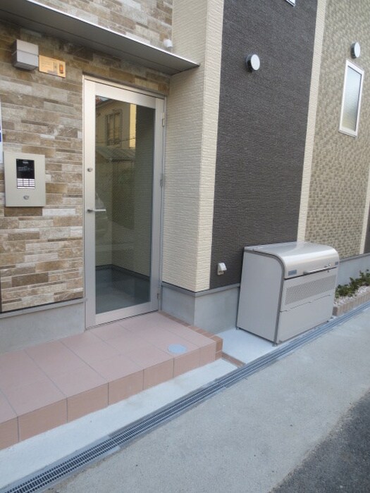 物件外観写真3　(エントランス部分)