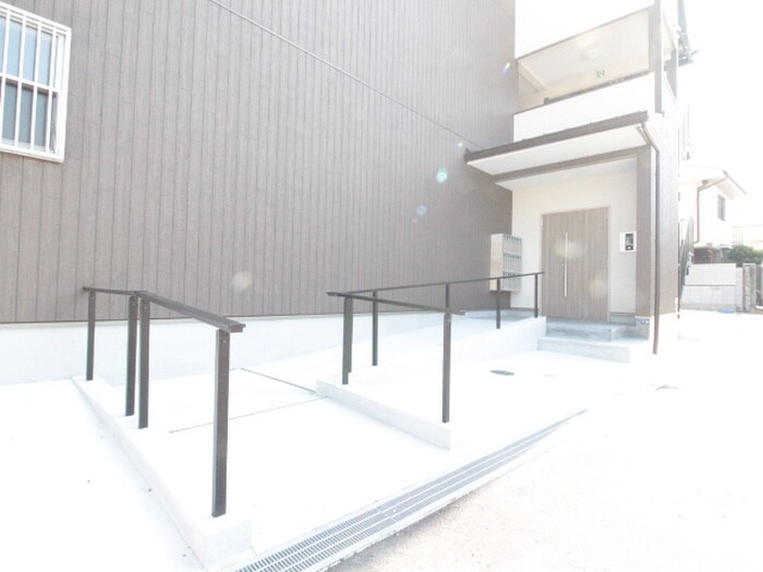 物件外観写真2　(エントランス部分)