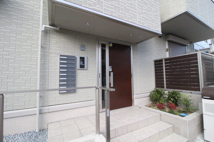 物件外観写真2　(エントランス部分)
