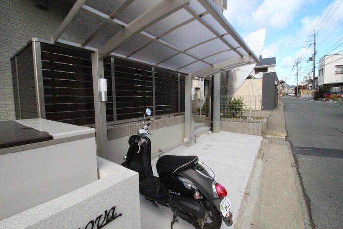 物件外観写真5　(バイク置き場)