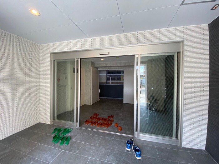 物件外観写真2　(エントランス部分)