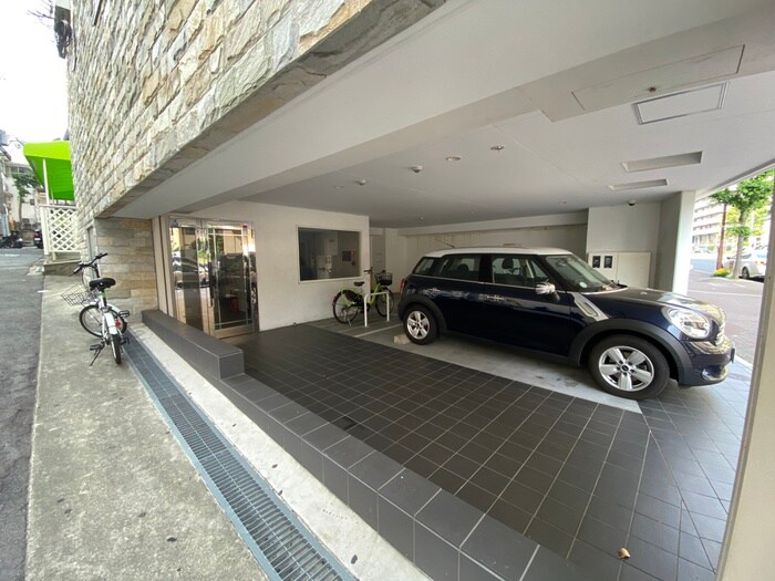 物件外観写真4　(エントランス部分)