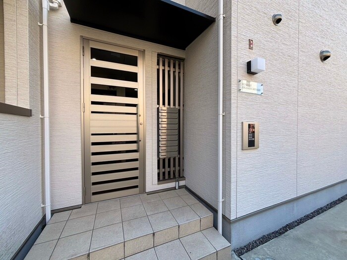 物件外観写真2　(エントランス部分)