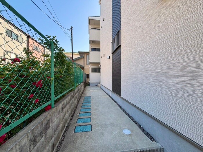 物件外観写真3　(エントランス部分)