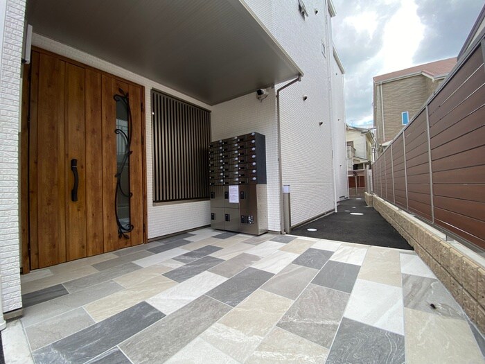 物件外観写真2　(エントランス部分)